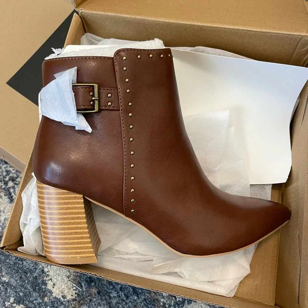 Sleek Brown Leather Ankle Boots with Gold Accents - Picture 1 of 6